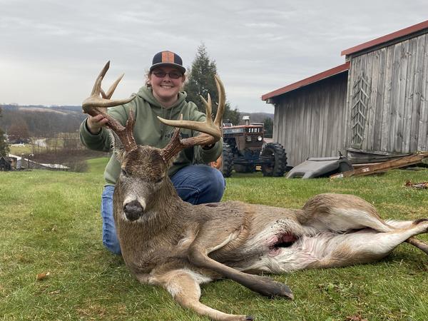 Melinda Stewart with her BBBC trophy buck