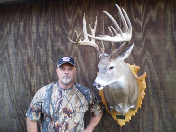 Dennis Bolyard with BBBC trophy buck