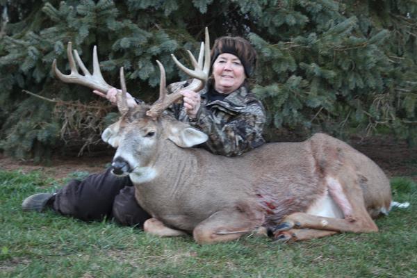 Lori Byers with BBBC trophy buck