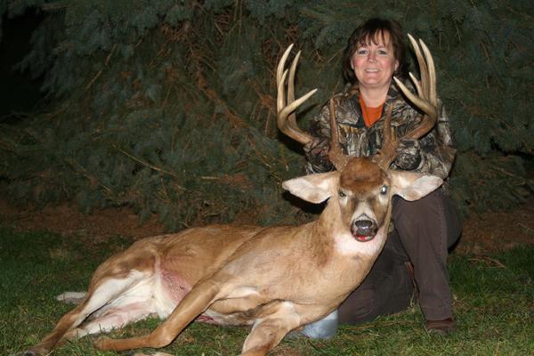 Lori Byers with BBBC trophy buck