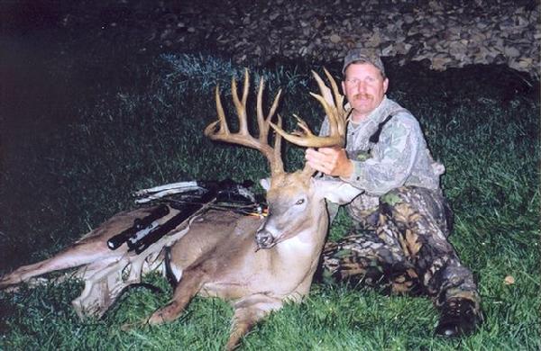 Geary Bennington Sr. with BBBC trophy buck