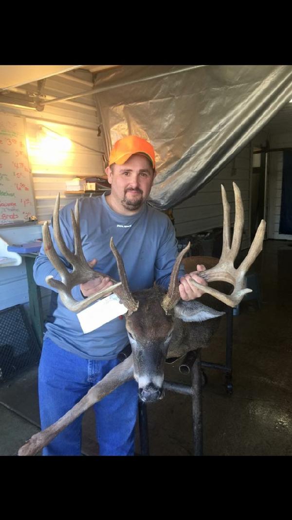 Jason Ashcraft with BBBC trophy buck