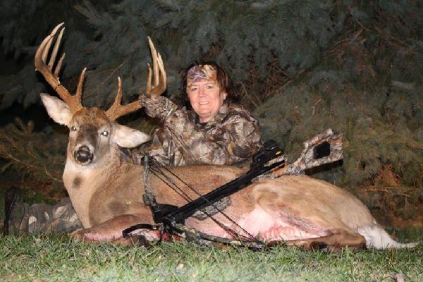 Lori Byers with BBBC trophy buck