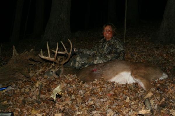 Lori Byers with BBBC trophy buck