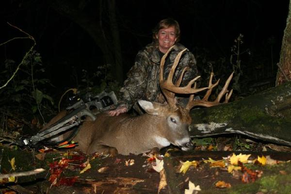 Lori Byers with BBBC trophy buck