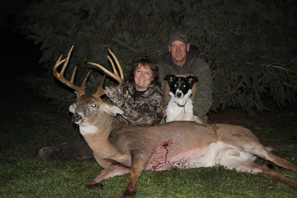 Lori Byers with BBBC trophy buck
